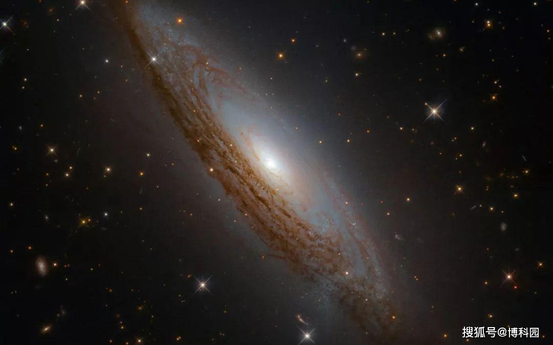哈勃眼中美丽的螺旋星系离地球不到13亿光年
